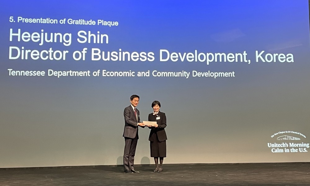 TNECD’s in-country FDI representative in South Korea, Heejung Shin, receiving a “Gratitude Plaque” from Unitech.